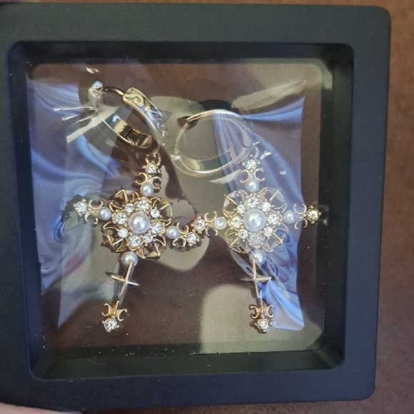 Elegant Gold Cross Dangle Earrings Vintage Style - Picture 5 of 5